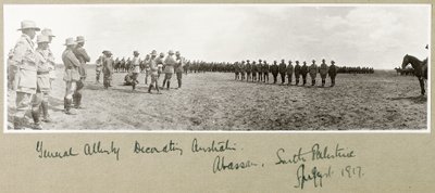 Generaal Allenby decoreert Australische troepen in Abassan, Zuid-Palestina, augustus 1917 door Capt. Arthur Rhodes